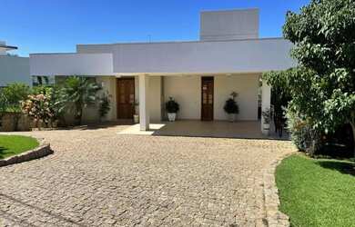 Imagem: A casa possui 4 Dormitórios, 5 Banheiros, 3 Vagas na garagem