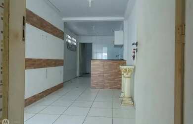 Imagem: A casa possui 3 Dormitórios, 1 Banheiro, 1 Vaga na garagem