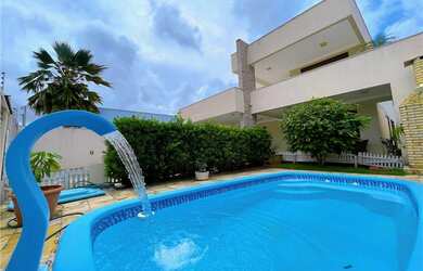 Imagem: A casa possui 4 Dormitórios, 4 Banheiros, 5 Vagas na garagem