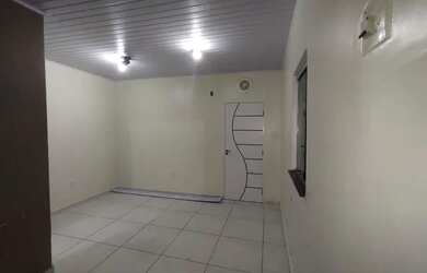 Imagem: A casa possui 1 Dormitório, 1 Banheiro e está localizado