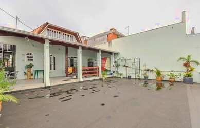 Imagem: A casa possui 3 Dormitórios, 3 Banheiros, 4 Vagas na garagem