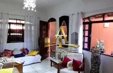 Imagem: A casa possui 3 Dormitórios, 3 Banheiros, 2 Vagas na garagem