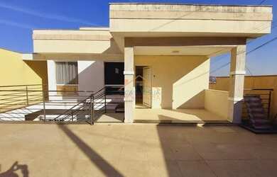 Imagem: A casa possui 2 Dormitórios, 1 Banheiro, 1 Vaga na garagem