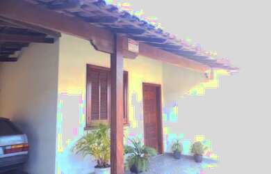 Imagem: A casa possui 3 Dormitórios, 1 Banheiro, 2 Vagas na garagem