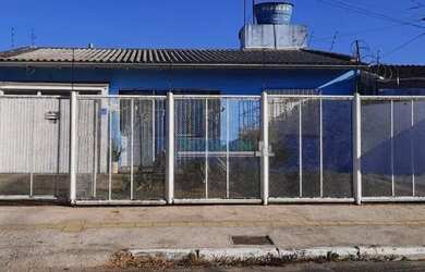 Imagem: A casa possui 3 Dormitórios, 2 Banheiros, 2 Vagas na garagem