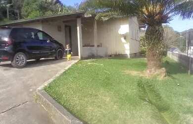 Imagem: A casa possui 3 Dormitórios, 1 Banheiro, 1 Vaga na garagem