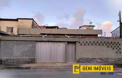 Imagem: A casa possui 3 Dormitórios, 1 Banheiro, 2 Vagas na garagem