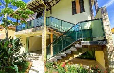 Imagem: A casa possui 4 Dormitórios, 5 Banheiros, 4 Vagas na garagem