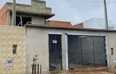 Imagem: A casa possui 3 Dormitórios, 2 Banheiros, 4 Vagas na garagem