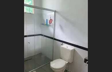 Imagem: A casa possui 3 Dormitórios, 3 Banheiros, 1 Vaga na garagem