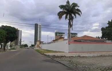 Imagem: A casa possui 5 Dormitórios, 4 Banheiros, 5 Vagas na garagem