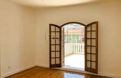 Imagem: A casa possui 2 Dormitórios, 3 Banheiros, 1 Vaga na garagem