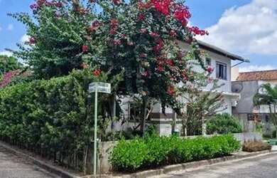 Imagem: A casa em condomínio possui 4 Dormitórios, 4 Banheiros, 4