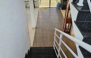 Imagem: A casa em condomínio possui 4 Dormitórios, 4 Banheiros, 2