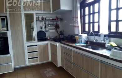 Imagem: A casa possui 2 Dormitórios, 2 Banheiros, 3 Vagas na garagem