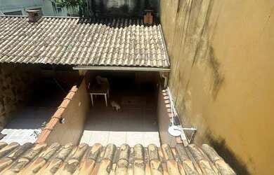 Imagem: A casa possui 2 Dormitórios, 2 Banheiros, 2 Vagas na garagem