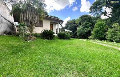 Imagem: A casa possui 3 Dormitórios, 2 Banheiros, 5 Vagas na garagem