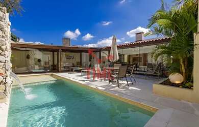 Imagem: A casa possui 3 Dormitórios, 4 Banheiros, 343m² de Área e