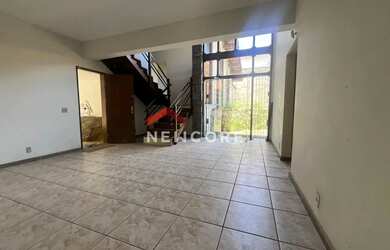 Imagem: A casa possui 5 Dormitórios, 5 Banheiros, 4 Vagas na garagem