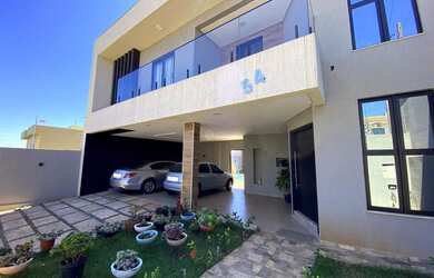 Imagem: A casa possui 3 Dormitórios, 3 Banheiros, 4 Vagas na garagem