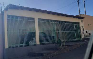 Imagem: A casa possui 4 Dormitórios, 2 Banheiros, 2 Vagas na garagem