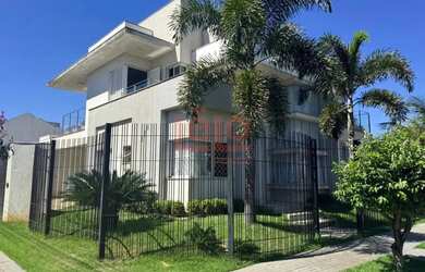 Imagem: A casa possui 4 Dormitórios, 5 Banheiros, 4 Vagas na garagem