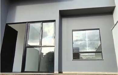 Imagem: A casa possui 3 Dormitórios, 2 Banheiros, 2 Vagas na garagem