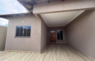 Imagem: A casa possui 3 Dormitórios, 1 Banheiro, 2 Vagas na garagem