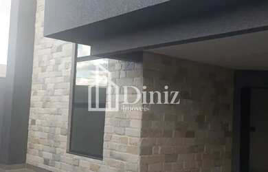 Imagem: A casa possui 3 Dormitórios, 3 Banheiros, 2 Vagas na garagem