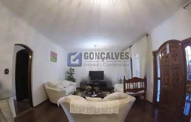 Imagem: A casa possui 4 Dormitórios, 5 Banheiros, 5 Vagas na garagem