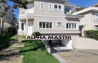 Imagem: A casa em condomínio possui 4 Dormitórios, 5 Banheiros, 500m²