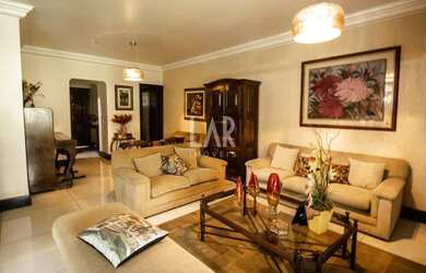 Imagem: A casa possui 4 Dormitórios, 4 Banheiros, 2 Vagas na garagem