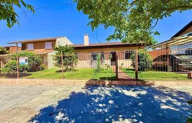 Imagem: A casa possui 3 Dormitórios, 2 Banheiros, 2 Vagas na garagem