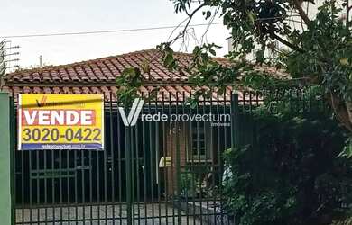 Imagem: A casa possui 3 Dormitórios, 2 Banheiros, 3 Vagas na garagem