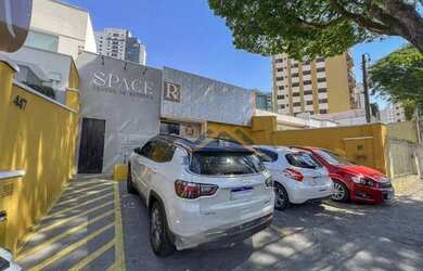 Imagem: O depósito possui 4 Vagas na garagem, 227m² de Área e está