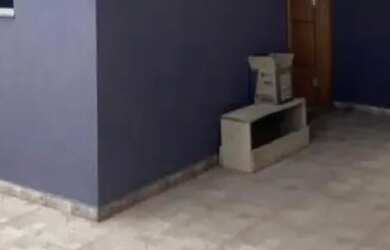 Imagem: A casa possui 3 Dormitórios, 2 Banheiros, 2 Vagas na garagem