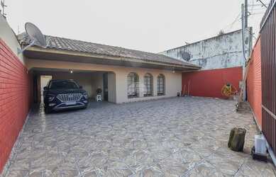 Imagem: A casa possui 4 Dormitórios, 1 Banheiro, 5 Vagas na garagem