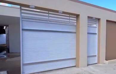 Imagem: A casa possui 3 Dormitórios, 2 Banheiros, 2 Vagas na garagem