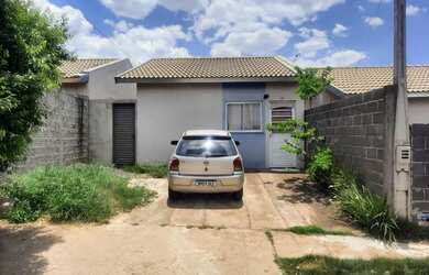 Imagem: A casa possui 2 Dormitórios, 1 Banheiro, 1 Vaga na garagem