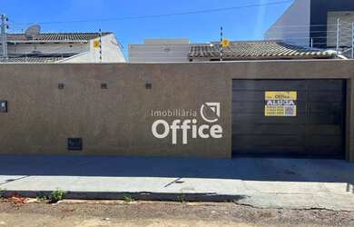 Imagem: A casa possui 2 Dormitórios, 1 Banheiro, 2 Vagas na garagem