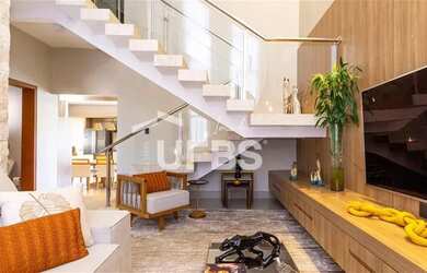 Imagem: A casa possui 4 Dormitórios, 5 Banheiros, 4 Vagas na garagem