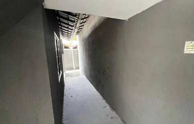 Imagem: A casa possui 3 Dormitórios, 1 Banheiro, 2 Vagas na garagem