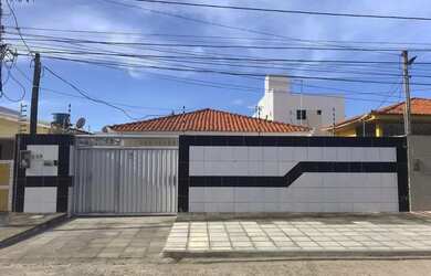 Imagem: A casa possui 4 Dormitórios, 4 Banheiros, 4 Vagas na garagem