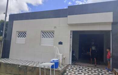 Imagem: A casa possui 2 Dormitórios, 2 Banheiros, 1 Vaga na garagem