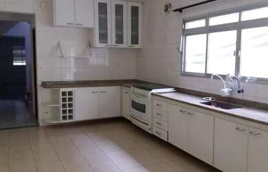 Imagem: A casa possui 3 Dormitórios, 3 Banheiros, 2 Vagas na garagem