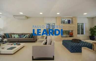 Imagem: A casa em condomínio possui 4 Dormitórios, 5 Banheiros, 4