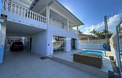 Imagem: A casa possui 4 Dormitórios, 4 Banheiros, 3 Vagas na garagem