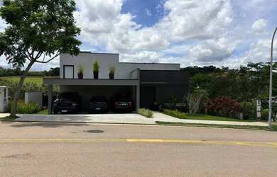 Imagem: A casa em condomínio possui 3 Dormitórios, 4 Banheiros, 3