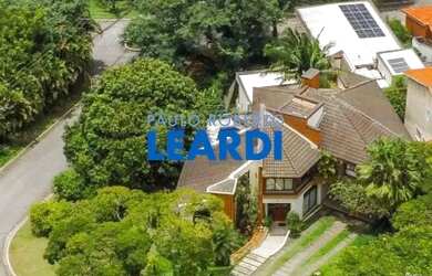 Imagem: A casa em condomínio possui 4 Dormitórios, 5 Banheiros, 3