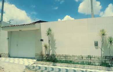 Imagem: A casa possui 3 Dormitórios, 2 Banheiros, 2 Vagas na garagem